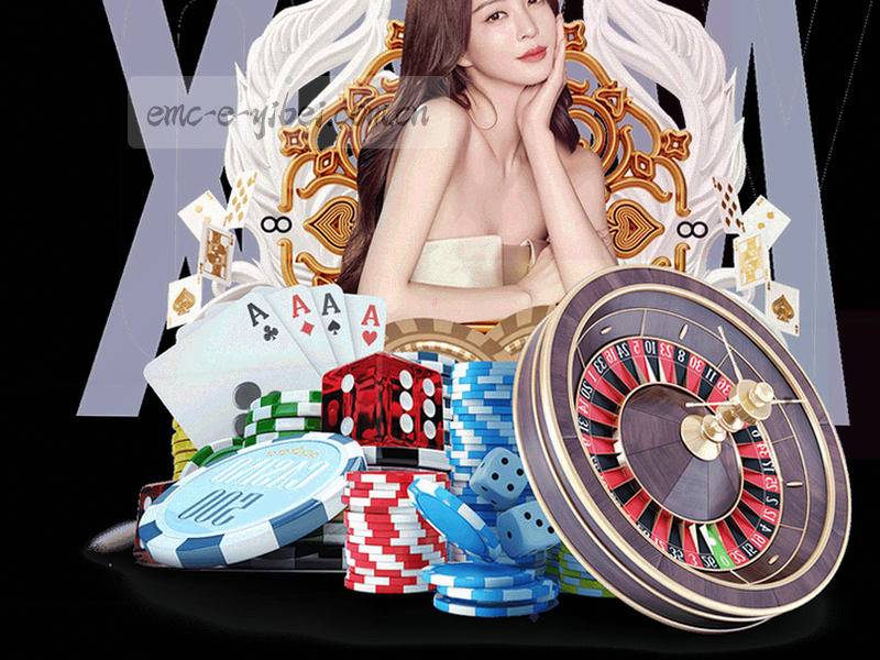 裁判举起手臂的局部画面，未露出完整面部